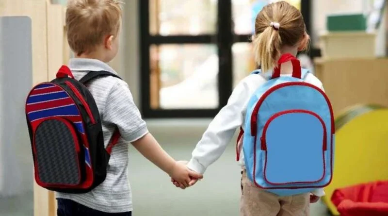 Навіть перебуваючи за кордоном, батьки батьки можуть подбати про вступ дітей до 1 класу у себе на батьківщині