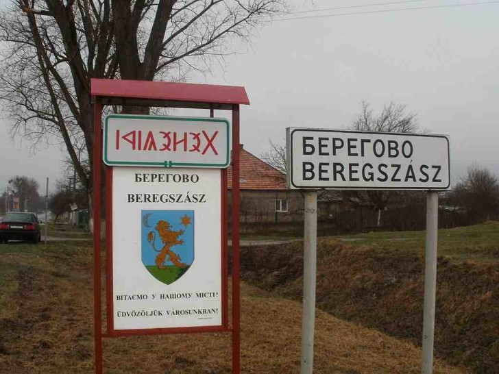 Beregszasz_city_limit_sign_rovas_script-728x546