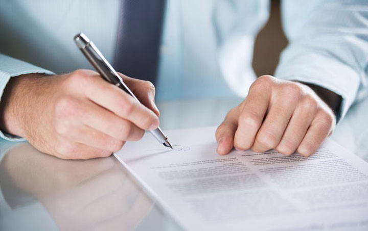 Підписати трудовий контракт фото