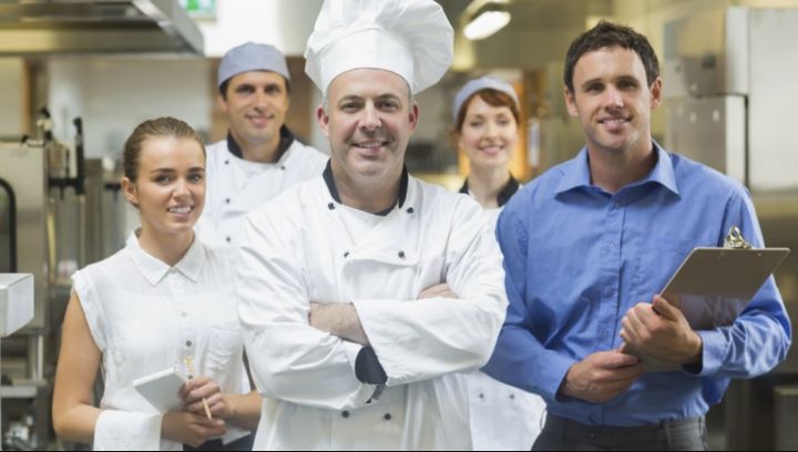 Вкусные блюда готовит дружный коллектив профессионалов