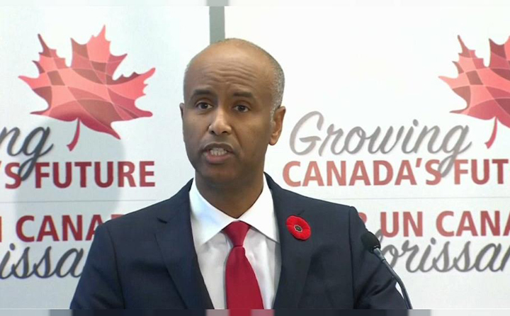 министр иммиграции Ахмед Хуссен