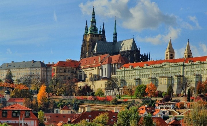 zamok-krumlov-noch-zamkov-v-chehii-min